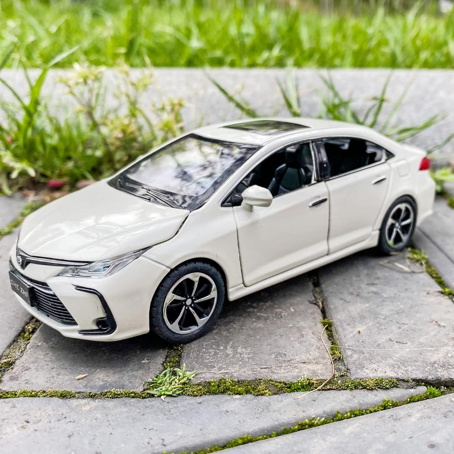 Toyota Corolla  1:32 Metal Diecast Car – Pull Back, Lights & engine Sounds, All Doors Open [White]